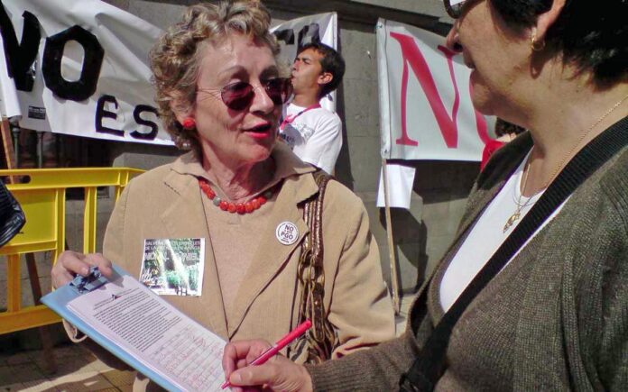 Dolores Schneider recogiendo firmas durante una manifestación./ Cedida.