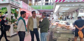 Francis Candil y David Suárez durante la visita al Mercado de Altavista./ Cedida.