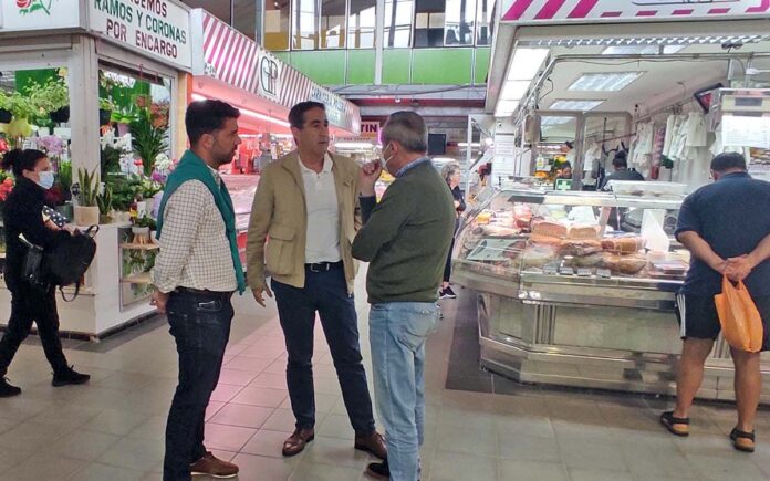 Francis Candil y David Suárez durante la visita al Mercado de Altavista./ Cedida.