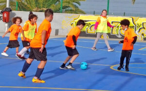 Niños jugando en la Escuelita Solidaria de Fútbol (fundada en 2016).