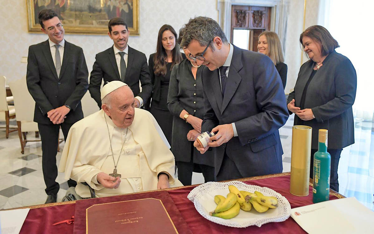 El ministro Bolaños obsequia al papa Francisco con plátanos de La Palma