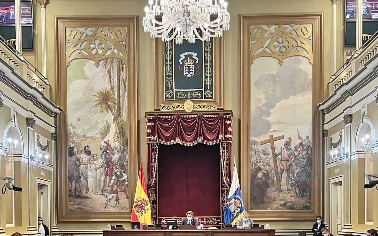 NC respalda cubrir los lienzos sobre la conquista de Canarias durante los plenos del Parlamento  