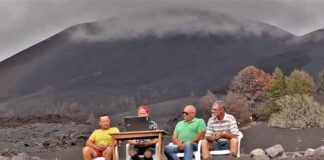 Los representantes de las asociaciones de vecinos, durante la lectura de su comunicado ante el nuevo volcán.