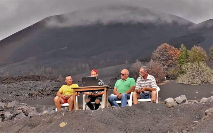Los representantes de las asociaciones de vecinos, durante la lectura de su comunicado ante el nuevo volcán.