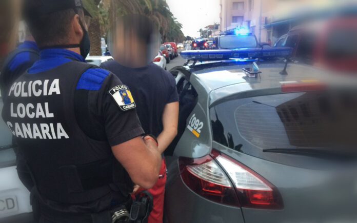 Intervención policial en el barrio de Arenales./ Twtter @PoliciaLPA