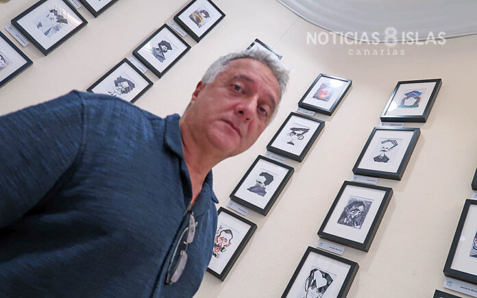 El artista Néstor Dámaso del Pino y su obra./ © Manuel Expósito.