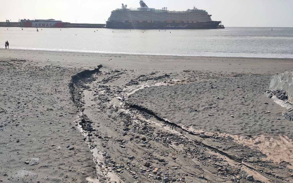 La Gomera | IxLG denuncia el vertido incontrolado de aguas y fangos en la Playa de San Sebastián
