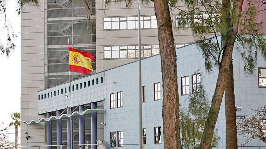La Jefatura de Policía de Las Palmas decide retrasar las citas para el DNI por falta de gestores