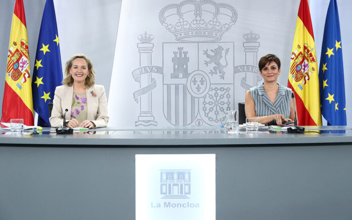 La ministra Portavoz, Isabel Rodríguez, y la ministra de Asuntos Económicos, Nadia Calviño Pool Moncloa/Fernando Calvo.