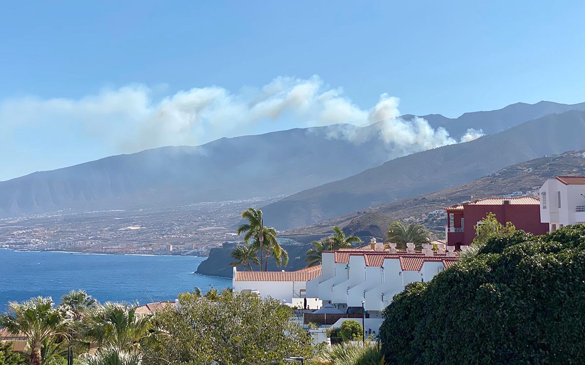 El incendio forestal entre Arafo y Candelaria obliga a evacuar a 50 personas