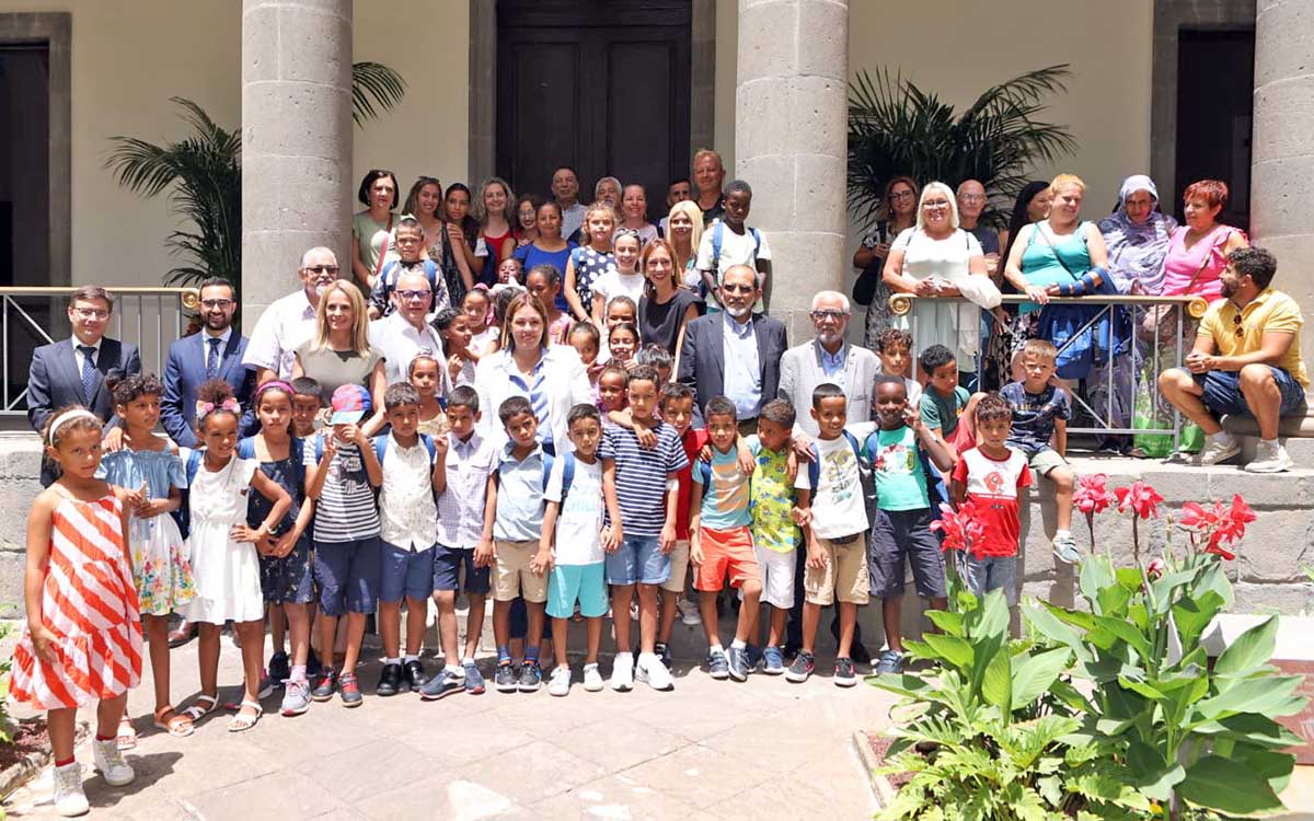 Niños y niñas saharauis visitan el Parlamento de Canarias durante sus ‘Vacaciones en Paz’