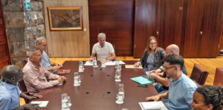 El presidente y la consejera durante la reunión con representantes de ONG's.