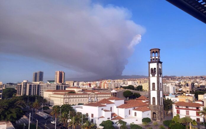 El incendio forestal de Arafo-Candelaria visto desde Santa Cruz de Tenerife. | @112Canarias