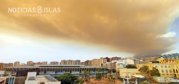 Vista del incendio forestal desde Santa Cruz de Tenerife a primera hora de la tarde. | Trino Garriga.