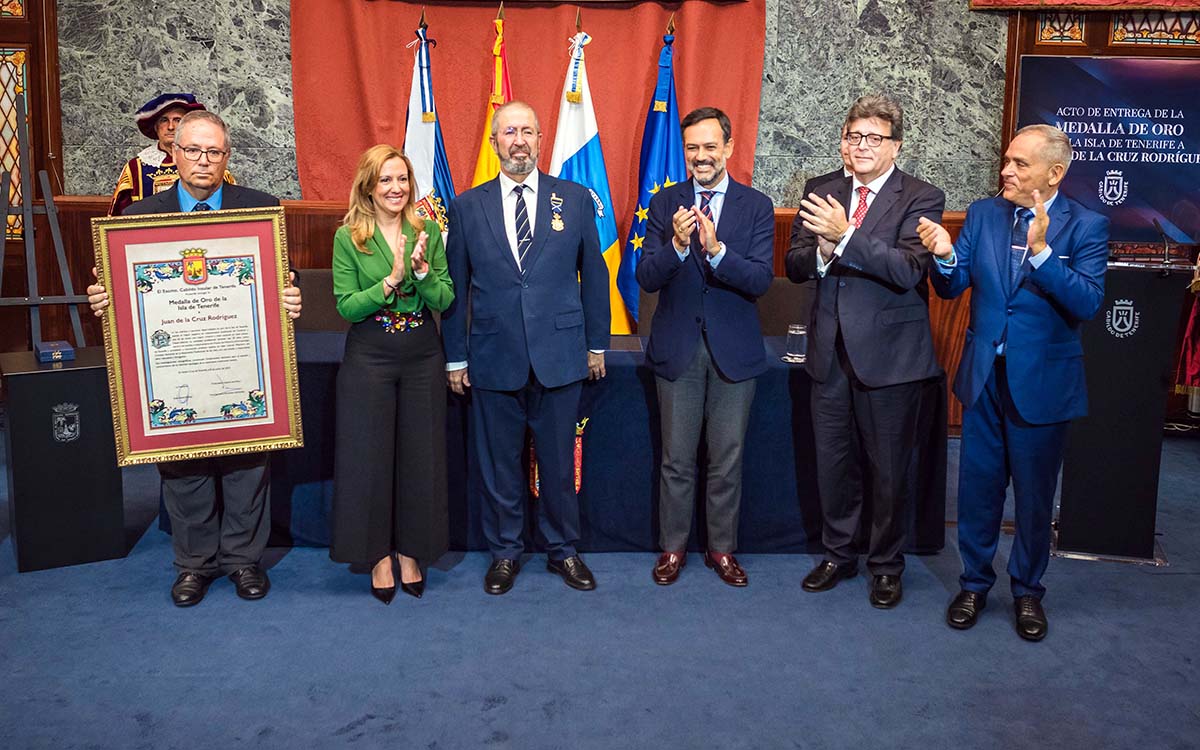 Juan Cruz Rodríguez recibe la Medalla de Oro de Tenerife por su defensa de la vestimenta tradicional