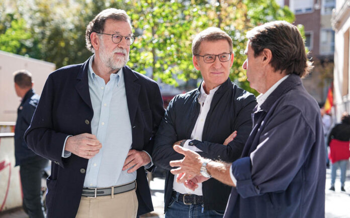 Rajoy (dimitido por moción de censura por corrupción), Feijóo (presunto corrupto al pedir transfuguismo a los diputados socialistas) y Aznar, embustero nacional por la Guerra de Irak. | Twitter @NunezFeijoo