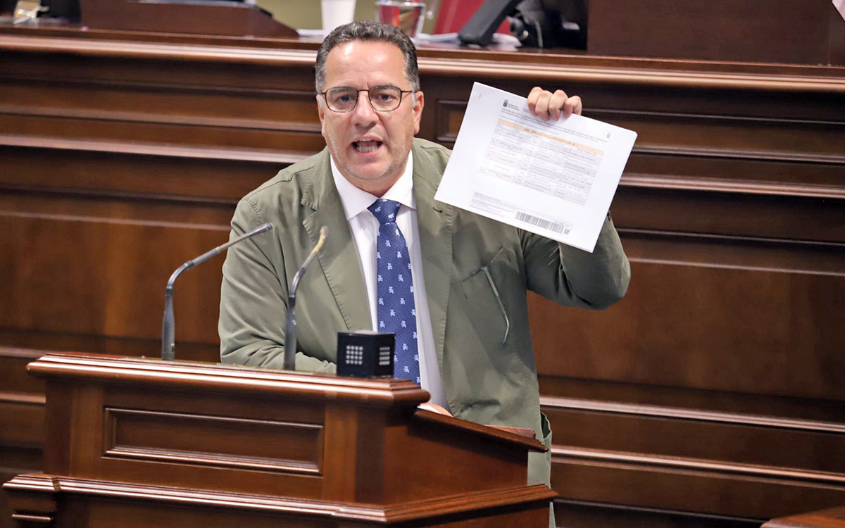 Parlamento | Informes de la Consejería avalan las informaciones de Poli Suárez sobre aulas de dos a tres