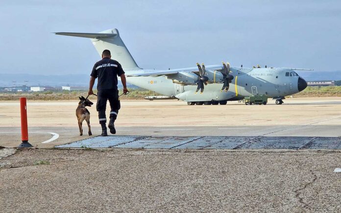 Un equipo USAR de la UME, compuesto por 56 militares y 4 perros, ha despegado hoy desde la Base Aérea de Zaragoza hacia Marrakech. | UME.