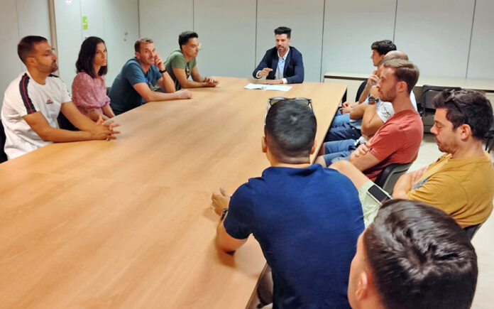Suárez mantuvo este miércoles una reunión con más de una decena de aspirantes que aprobaron la oposición.
