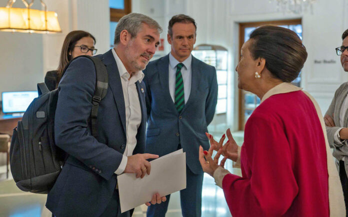 El presidente de Canarias ha mantenido una reunión bilateral con Huguette Bello, presidenta del consejo regional de La Reunión (Francia), que toma el relevo a partir de este jueves. | X, @PresiCan