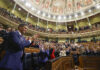 Pedro Sánchez recibe el aplauso de la bancada socialista tras ser investido presidente del Gobierno de la XV Legislatura.