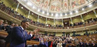 Pedro Sánchez recibe el aplauso de la bancada socialista tras ser investido presidente del Gobierno de la XV Legislatura.