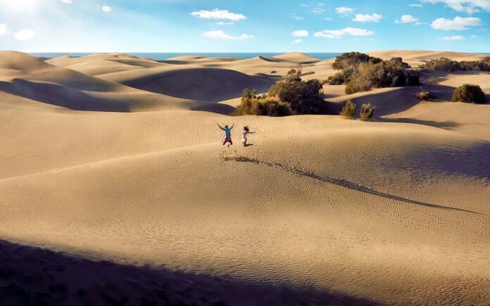 Personas realizando actividades en las Dunas, web oficial https://turismo.maspalomas.com/es