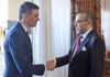 El presidente del Gobierno, Pedro Sánchez, y el rey de Marruecos, Mohamed VI, se saludan. | Pool Moncloa, Borja Puig de la Bellacasa.