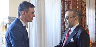 El presidente del Gobierno, Pedro Sánchez, y el rey de Marruecos, Mohamed VI, se saludan. | Pool Moncloa, Borja Puig de la Bellacasa.