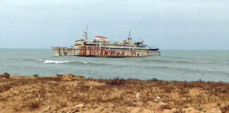 Ferry "Assalama", embarrancado desde el 30 de abril de 2008 en los fondos arenosos de Tarfaya.