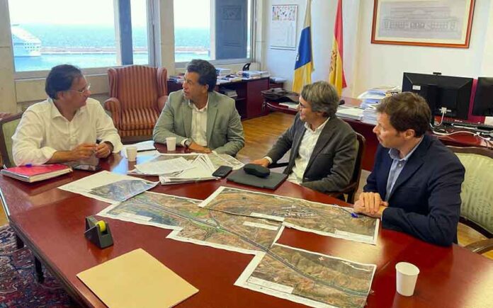 Francico Javier González, Javier Cabrera, Tomás Azcárate y Carlos González se reunen para tratar los proyectos de nuevas infraestructuras en el sur de Tenerife.