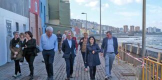 Imagen de archivo. La alcaldesa y el secretario de Estado de Medio Ambiente recorren el barrio marinero de San Cristóbal.
