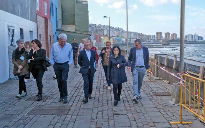 Imagen de archivo. La alcaldesa y el secretario de Estado de Medio Ambiente recorren el barrio marinero de San Cristóbal.