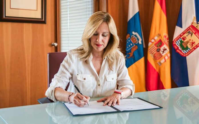 Rosa Dávila, presidenta del Cabildo de Tenerife, ha firmado hoy el decreto de la declaración de emergencia hídrica para Tenerife.