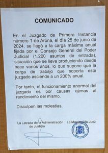 Cartel colocado en la puerta del juzgado de Primera Instancia número 1 de Arona.