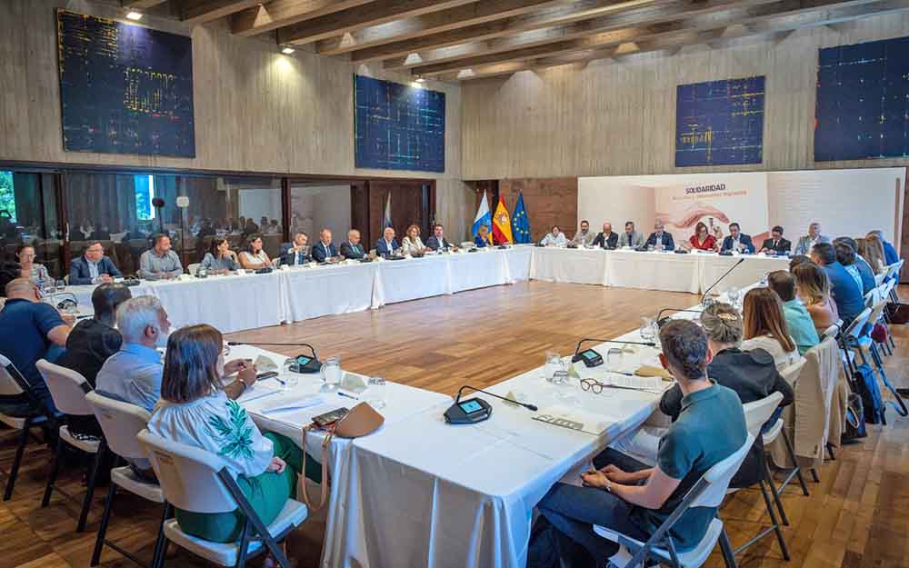 Canarias se une en un “frente sin precedentes” para reclamar al Estado soluciones a la crisis de los menores no acompañados