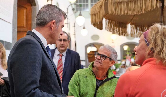 El vicepresidente del Gobierno, Manuel Domínguez, durante una visita reciente a la isla de La Palma.