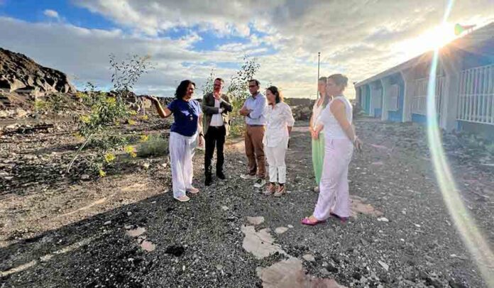 Visita de Poli Suarez al CEIP La Laguna afectado por el volcán. Archivo