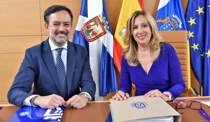 La presidenta del Cabildo de Tenerife, Rosa Dávila y el vicepresidente insular, Lope Afonso.