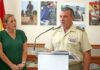 En la imagen, el General jefe del Mando de Canarias, Julio Salom Herrera, y la presidenta del Parlamento de Canarias, Astrid Pérez.