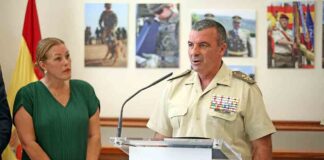 En la imagen, el General jefe del Mando de Canarias, Julio Salom Herrera, y la presidenta del Parlamento de Canarias, Astrid Pérez.