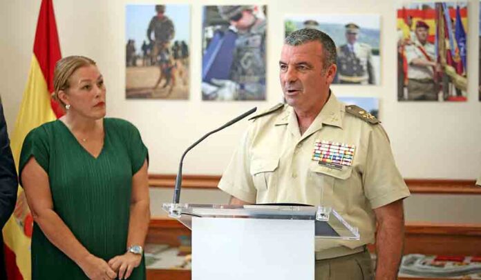 En la imagen, el General jefe del Mando de Canarias, Julio Salom Herrera, y la presidenta del Parlamento de Canarias, Astrid Pérez.