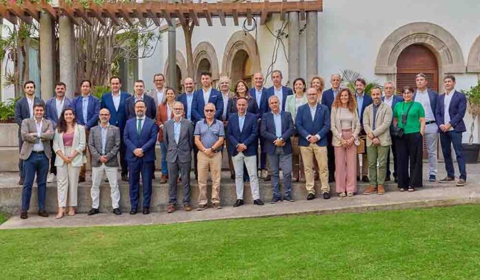 Representantes de organizaciones y empresas participantes en el encuentro de hoy.