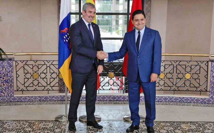 El presidente de Canarias, Fernando Clavijo, y el ministro de Asuntos Exteriores marroquí, Nasser Bourita, en Rabat.