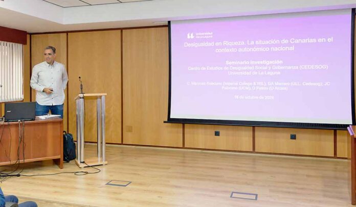 Gustavo Marrero durante la presentación del informe, celebrada en la Facultad de Economía, Empresa y Turismo. | Foto: Emeterio Suárez.