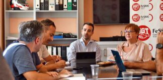 Un momento de la reunión entre el portavoz Aarón Afonso, y la consejera Marián Franquet con los representantes del Comité de Huelga.