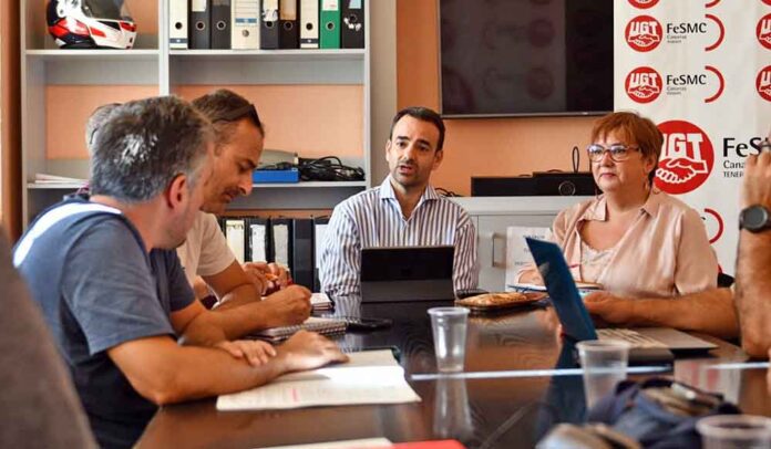 Un momento de la reunión entre el portavoz Aarón Afonso, y la consejera Marián Franquet con los representantes del Comité de Huelga.