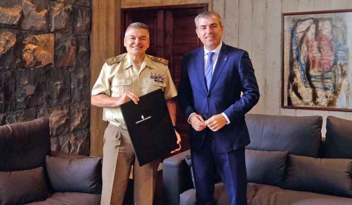 El vicepresidente Manuel Domínguez y el jefe del Estado Mayor del Mando de Canarias, Ramón Armada Vázquez.