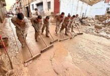 Efectivos militares colaboran en las tareas de limpieza tras las inundaciones provocadas por la DANA.