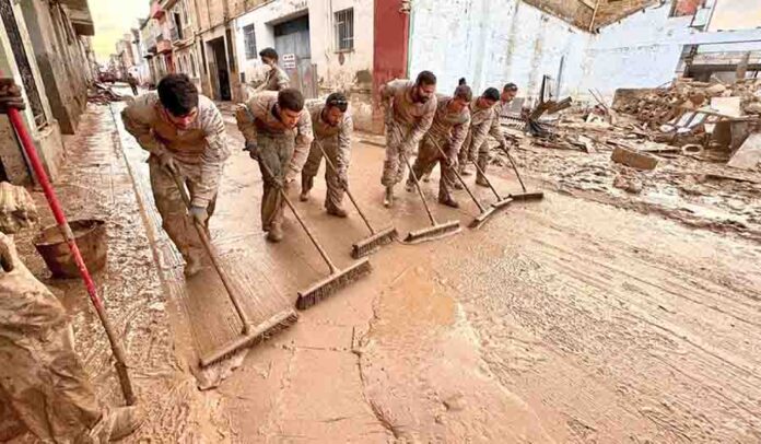 Efectivos militares colaboran en las tareas de limpieza tras las inundaciones provocadas por la DANA.